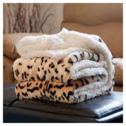 White/Black Throw Blankets - Yorkshire Home -Finest Home Decoration GUEST 48388d3b 69ed 4859 a528 b961ec2b9775