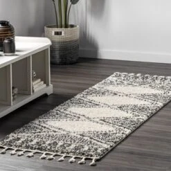 NuLOOM Cassia Moroccan Diamond Shaggy Tassel Area Rug